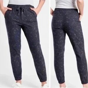 NWT Athleta Printed Farallon Jogger 10 Navy Blue & Black
